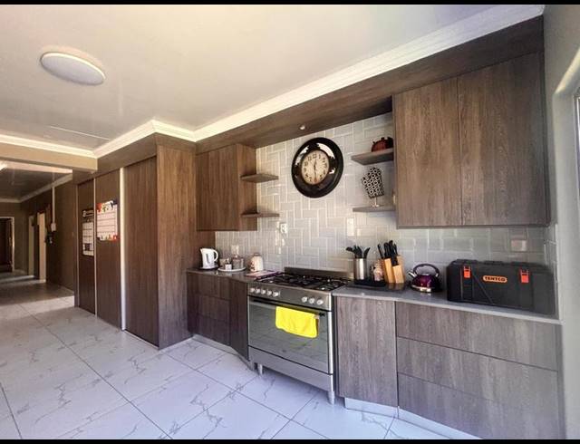 5 BEDROOM HOUSE FOR SALE IN MEYERVILLE